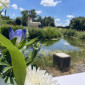 Der Altar steht, das Wasser ist da und die Hüpfburg für die Kleinen auch.