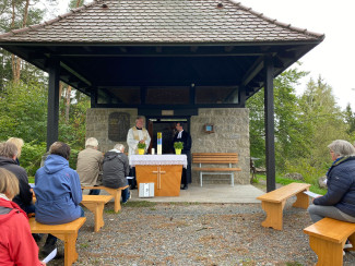 Gemeinsam am Buchberg. Pfarrer Josef Irlbacher und Pfarrer Stefan Fischer hielten einen Friedensgottesdienst