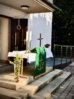 Altar vor der Kirche