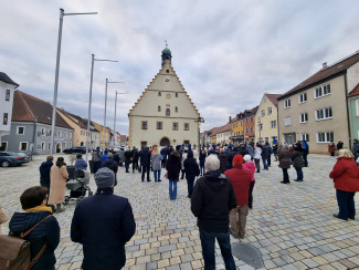 Über 150 Teilnehmende am Friedensgebet am vergangenen Samstag