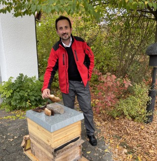 Pfarrer Stefan Fischer mit den wiedergefundenen Bienen
