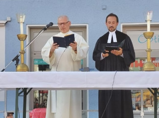 Diakon Sellmeyer und Pfarrer Fischer am Marktplatz