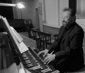 Organist Gerhard Fehrl an