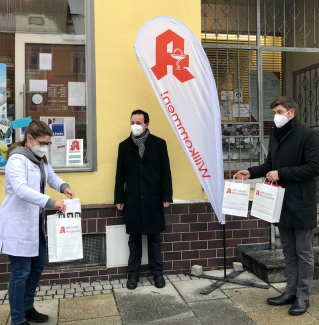 Carina Eichenseer, Pfarrer Fischer, Andreas Schießler (v.l.)