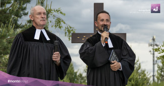 Zwei glückliche Pfarrer: Heinrich Arweck und Stefan Fischer. Das Kreuz steht.