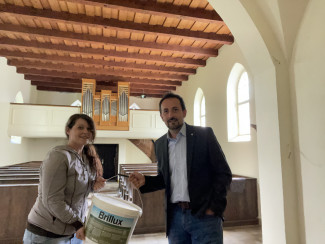Bauleiterin Christina Reisinger-Wittmann und Pfarrer Stefan Fischer zeigen den ersten Blick in den renovierten Kirchenraum