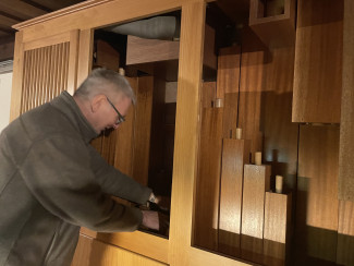 Orgelbauer Rainer Kilbert inspiziert die Orgel