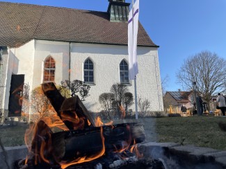 Osterfeuer vor der Kirche