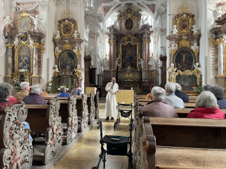 Pater Benedikt erklärt die Klosterkirche