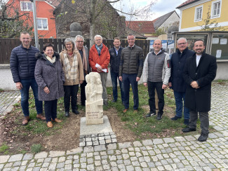 Gemeinsam vor dem Gedenkstein.