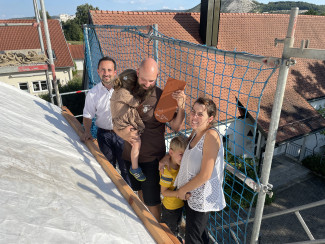 Pfarrer Dr. David Scherf und Vikarin Dr. Rebekka Scherf mit ihren Kindern waren die ersten, die einen Ziegel signiert haben.