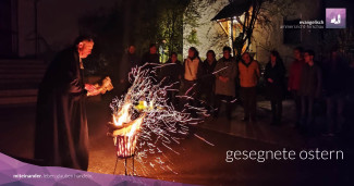 Pfarrer Heinrich Arweck entzündet die Osterkerze