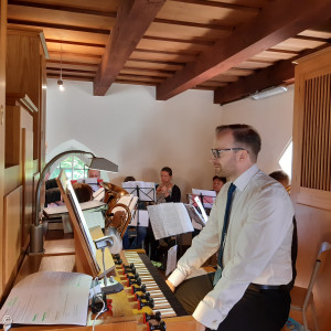 Christian Hammerschmidt an der Orgel gemeinsam mit dem Posaunenchor Rosenberg-Poppenricht