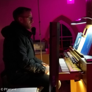 Christian Hammerschmidt an der Orgel, der Saskia Krügelstein (Solistin) begleitet.