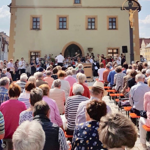 Gut gefüllter Marktplatz 