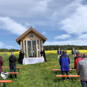 Pfarrer Fischer und Arweck vor der Kapelle