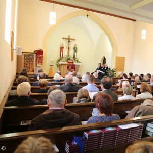 Die Kirche war voll besetzt.