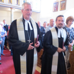 Beschwingter Einzug mit Posaunen: Regionalbischof Schmidt und Pfarrer Fischer