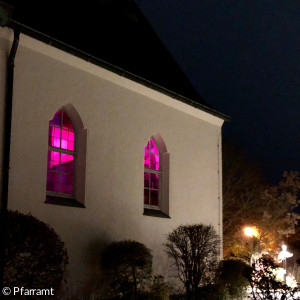 Buntes Licht dringt durch die Fenster